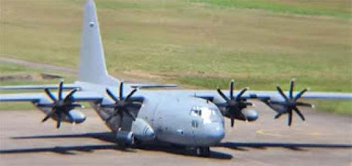 Pesawat Militer AS terbang di Langit Padang.