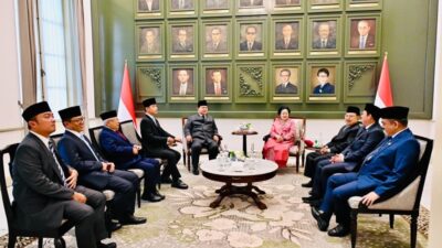 Presiden Prabowo berbincang dengan sejumlah tokoh di sela peringatan Hari Lahir Pancasila. Mulai dari Wapres Gibran, Presiden ke-5 RI Megawati hingga Wapres ke-10 dan ke-12 RI Jusuf Kalla.