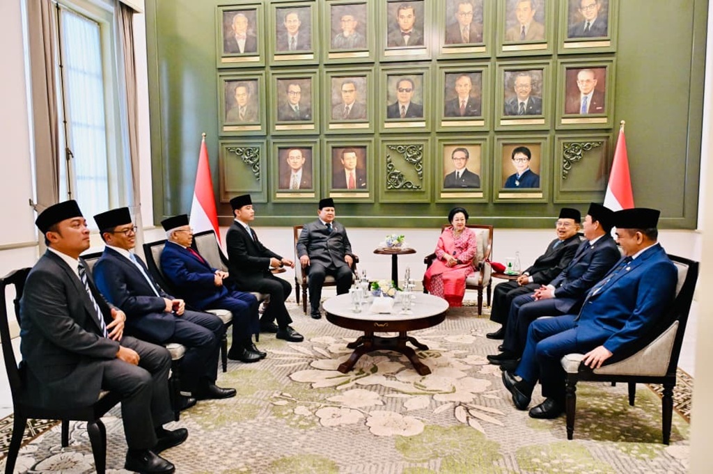Presiden Prabowo berbincang dengan sejumlah tokoh di sela peringatan Hari Lahir Pancasila. Mulai dari Wapres Gibran, Presiden ke-5 RI Megawati hingga Wapres ke-10 dan ke-12 RI Jusuf Kalla.