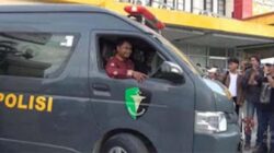 Mobil ambulans polisi membawa jenazah eks anggota Polri.