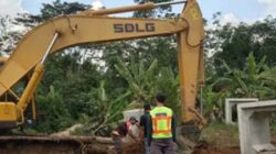 Pemkab Dharmasraya Bangun Jembatan Darurat Atasi Jalan Amblas di Sungai Rumbai.