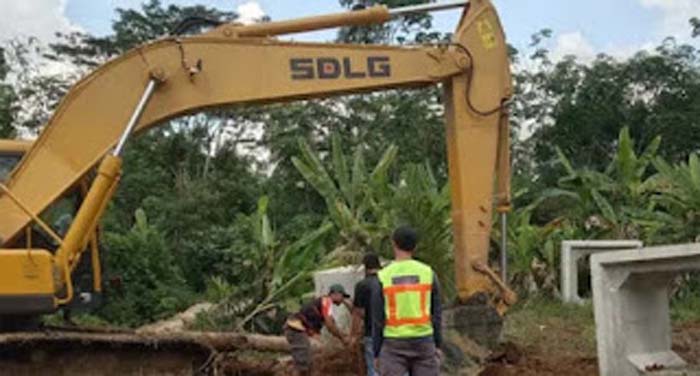 Pemkab Dharmasraya Bangun Jembatan Darurat Atasi Jalan Amblas di Sungai Rumbai.