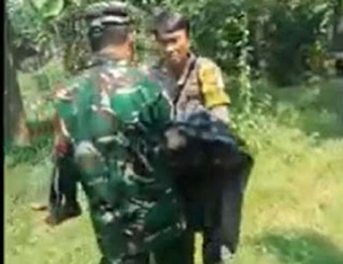 Petugas mengevakuasi jasad bocah laki-laki yang diserang anjing.
