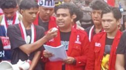 Massa aksi saat sampaikan tututan soal penindakan PETI di halaman Polda Sumbar.