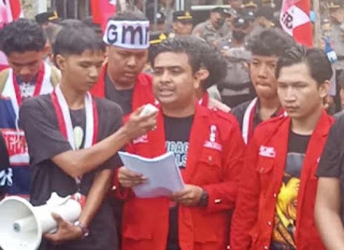 Massa aksi saat sampaikan tututan soal penindakan PETI di halaman Polda Sumbar.
