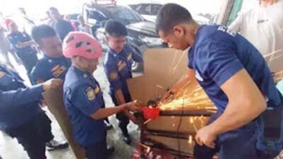 Petugas Damkar melakukan penanganan terhadap bocah yang tangannya terjepit pipa.