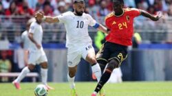 Pemain Mesir Mohamed Salah berebut bola dengan gelandang Belgia.