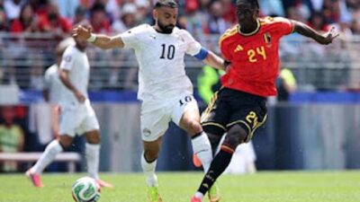 Pemain Mesir Mohamed Salah berebut bola dengan gelandang Belgia.