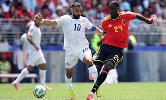 Pemain Mesir Mohamed Salah berebut bola dengan gelandang Belgia.