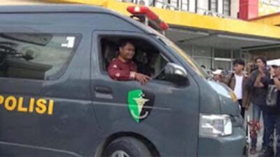 Mobil ambulans polisi membawa jenazah eks anggota Polri.
