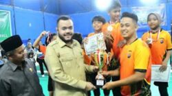 Wali Kota Padang, Fadly Amran, menutup secara resmi Turnamen Bulutangkis.