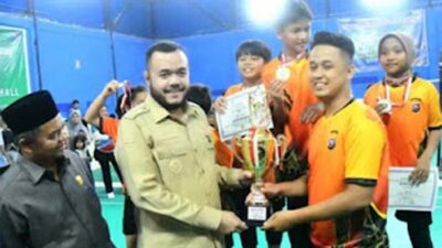 Wali Kota Padang, Fadly Amran, menutup secara resmi Turnamen Bulutangkis.