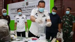 Wali Kota Pariaman, Yota Balad, menghadiri kegiatan pemusnahan barang bukti.