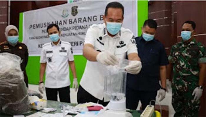 Wali Kota Pariaman, Yota Balad, menghadiri kegiatan pemusnahan barang bukti.