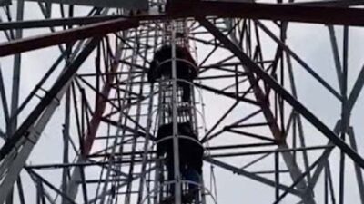Istri Turut Membujuk Lewat HT, Pria yang Panjat Menara 52 Meter Akhirnya Turun Selamat