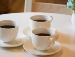 Kopi dan ASI, Berapa Banyak Kafein yang Aman Dikonsumsi Ibu Menyusui?