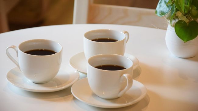 Minum kopi bagi ibu menyusui boleh saja, asal tahu batas aman kafeinnya.
