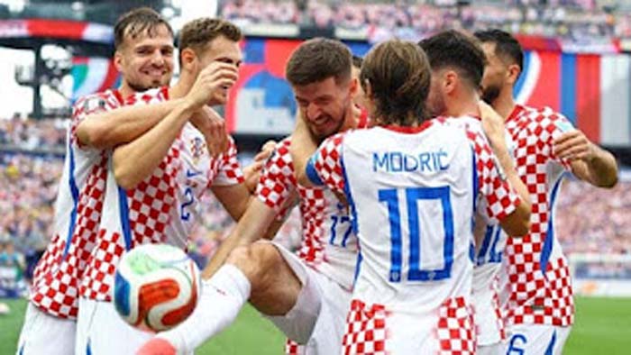 Para pemain Kroasia merayakan gol.