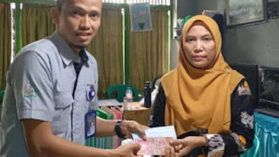 Petugas UPZ BAZNAS Semen Padang secara langsung membayarkan tunggakan biaya pendidikan.