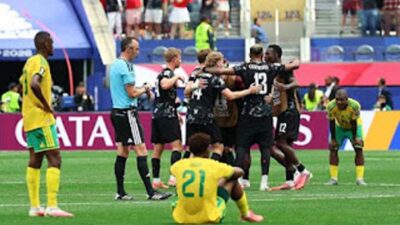 Stephen Eustaquio dan para pemain timnas Kanada merayakan gol.