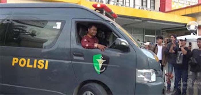 Mobil ambulans polisi membawa jenazah eks anggota Polri.