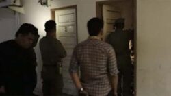 Sejumlah personel Satpol PP Padang melakukan pemeriksaan kamar kos.