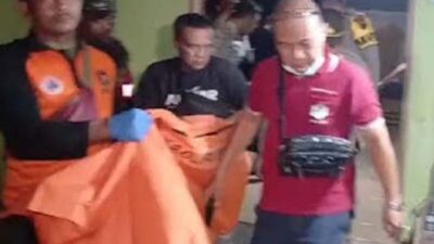 Polisi mengevakuasi jenazah siswi kelas 5 SD yang ditemukan tewas.
