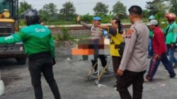 Petugas mengevakuasi korban kecelakaan ditabrak mobil