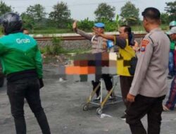 Dua Warga Ditabrak Mobil di Tepi Jalan Lamongan