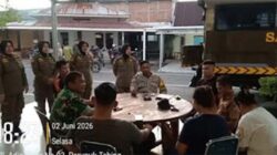 Aparat gabungan Satpol PP Kota Padang, kepolisian, dan Babinsa tengah melakukan pendataan.