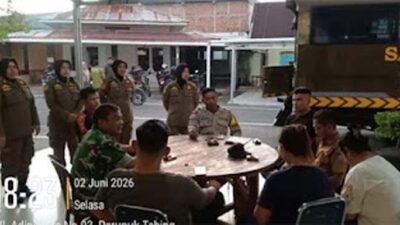 Aparat gabungan Satpol PP Kota Padang, kepolisian, dan Babinsa tengah melakukan pendataan.