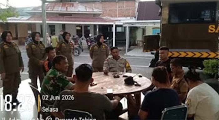 Aparat gabungan Satpol PP Kota Padang, kepolisian, dan Babinsa tengah melakukan pendataan.