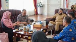 Wali Kota Padang Fadly Amran menerima audiensi.