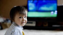 Orang tua perlu memahami aturan menonton tv untuk anak sesuai usia.