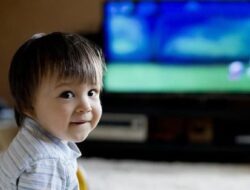 Panduan Aturan Menonton TV untuk Anak Sesuai Usia, Orang Tua Wajib Tahu