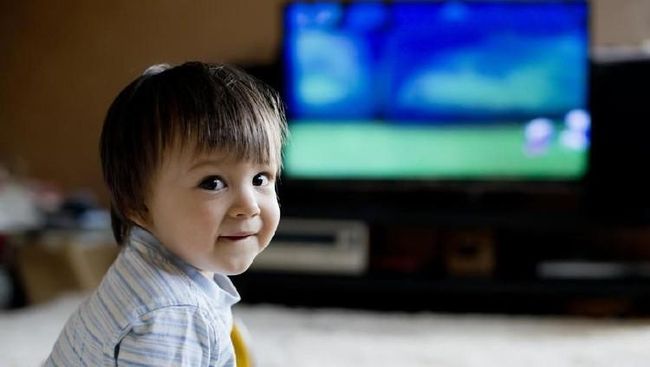 Orang tua perlu memahami aturan menonton tv untuk anak sesuai usia.