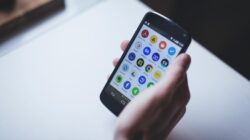 Usia HP Android ditentukan oleh tanggal rilis dan masa dukungan pabrikan. Pelajari cara cek umur ponsel dan pentingnya pembaruan keamanan.
