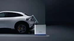 Perangkat pengisian daya mobil listrik dengan lengan robotik Xiaomi.