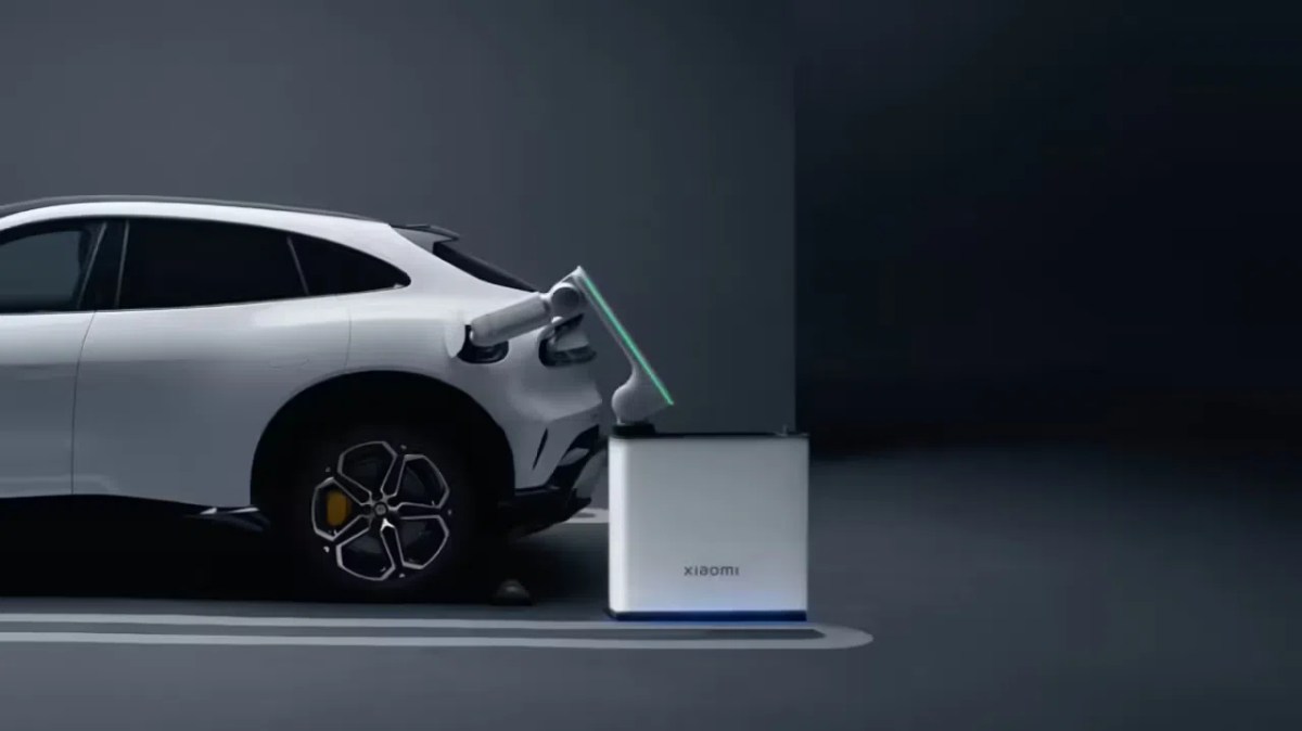 Perangkat pengisian daya mobil listrik dengan lengan robotik Xiaomi.