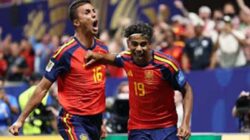Winger Spanyol Lamine Yamal (kanan) merayakan golnya.