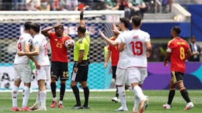 Pemain Belgia saat menerima kartu merah.