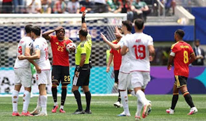 Pemain Belgia saat menerima kartu merah.