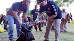 Wakil Bupati Agam Muhammad Iqbal sedang mengumpulkan sampah.