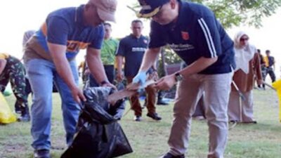 Wakil Bupati Agam Muhammad Iqbal sedang mengumpulkan sampah.