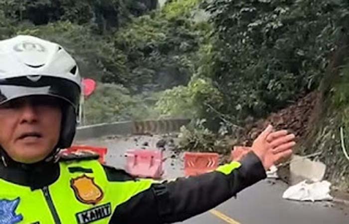 Jalur Padang–Bukittinggi Ditutup Akibat Longsor.