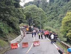 Material Longsor dan Pohon Tumbang Tutupi Jalan, Lembah Anai Masih Rawan Longsor Susulan