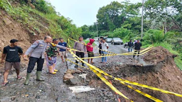 Ruas jalan di Labuah Sampik, Nagari Salareh Aia, Kecamatan Palembayan, Kabupaten Agam.