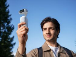Insta360 Perkenalkan Luna Ultra, Kamera 8K dengan Layar OLED Lepas-Pasang