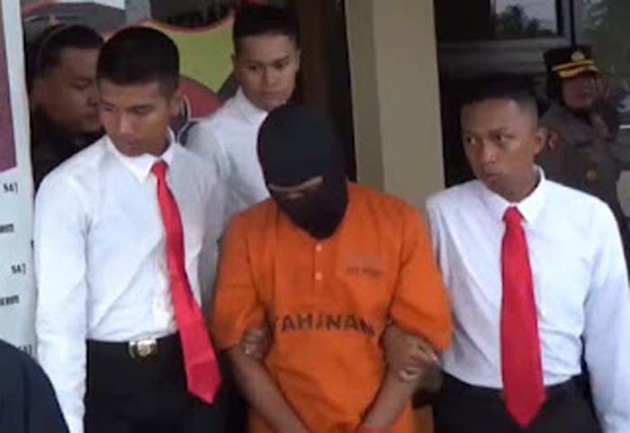 Polisi menangkap pelaku penyiraman air keras kepada dua bocah kakak adik di Sumedang.