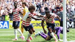 Amerika Serikat meraih kemenangan 2-0 atas Australia.